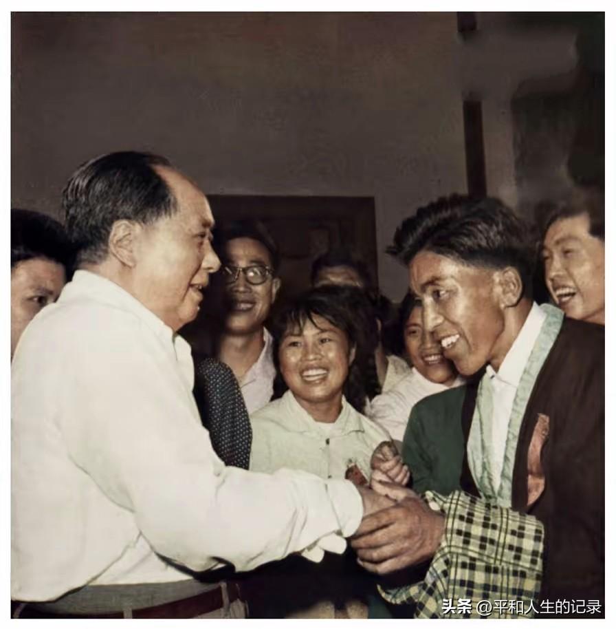 1964年6月11日下午，毛主席在人民大会堂江苏厅接见了32个先进青年代表及部分