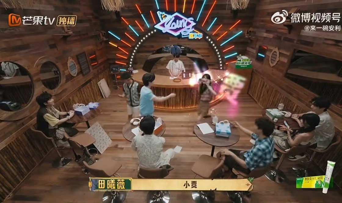 田曦薇对黄明昊撒娇田曦薇撒娇自带感染力，黄明昊无奈浅笑，两人互动趣味十足。 