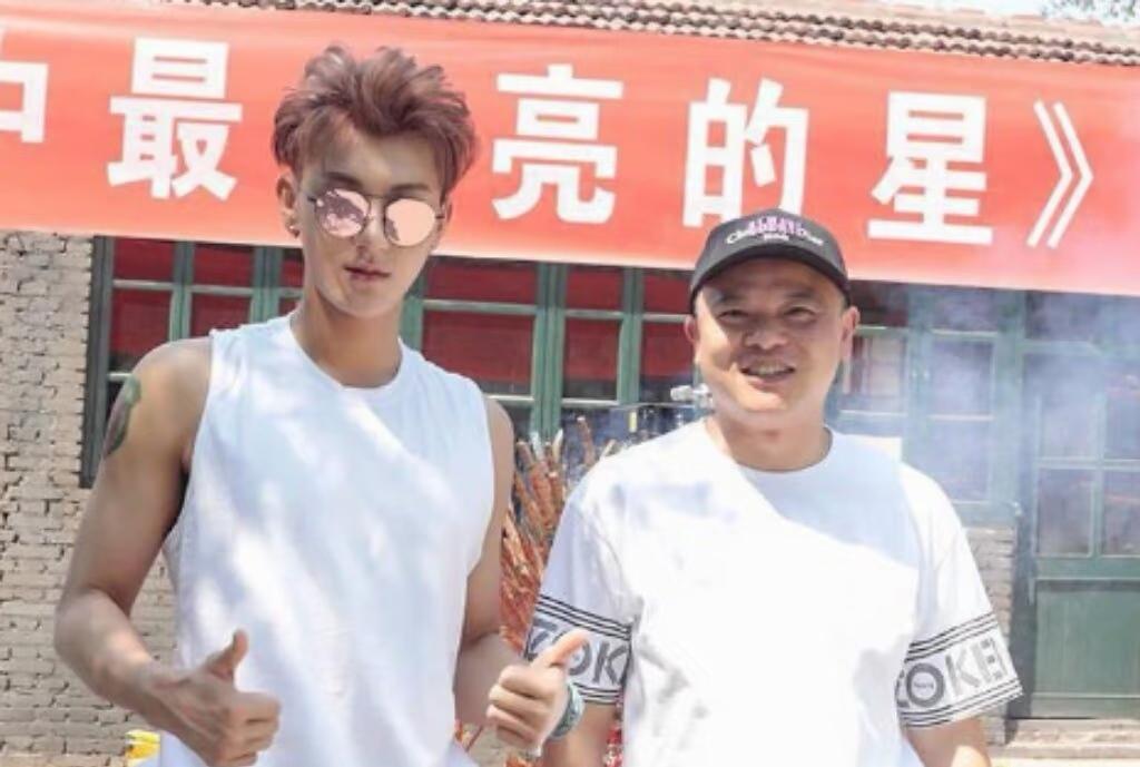 黄子韬现在婚姻美满，
孩子也有了，
但他应该还有一个最大的遗憾，那就是他父亲走的