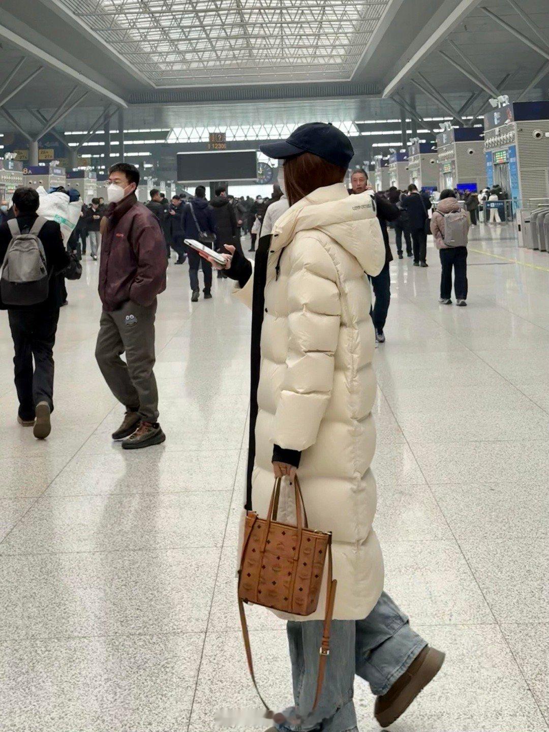 高铁看到了梦寐以求的白色羽绒服！！！高铁看到了梦寐以求的白色羽绒服！！！我直接一