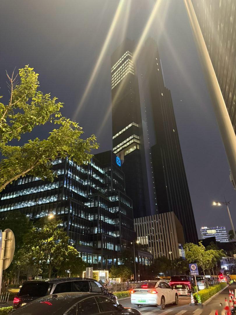 误入互联网大厂聚集地，好像进了虚拟城市，都是年轻的面孔。 