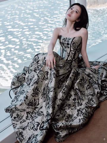 周雨彤繁花抹胸裙 周雨彤身着繁花抹胸裙亮相，繁花与她相互映衬，蹁跹如蝶的姿态太迷