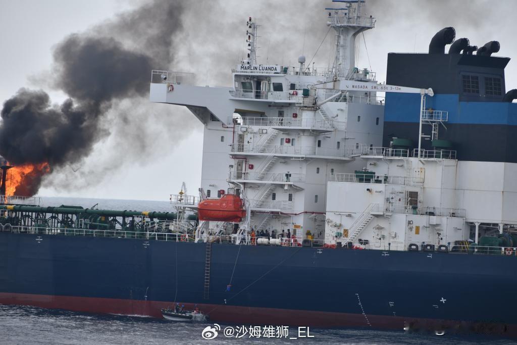 1月27日被也门胡塞武装使用反舰导弹击中的英国油轮“马丁·罗安达”号仍在起火燃烧