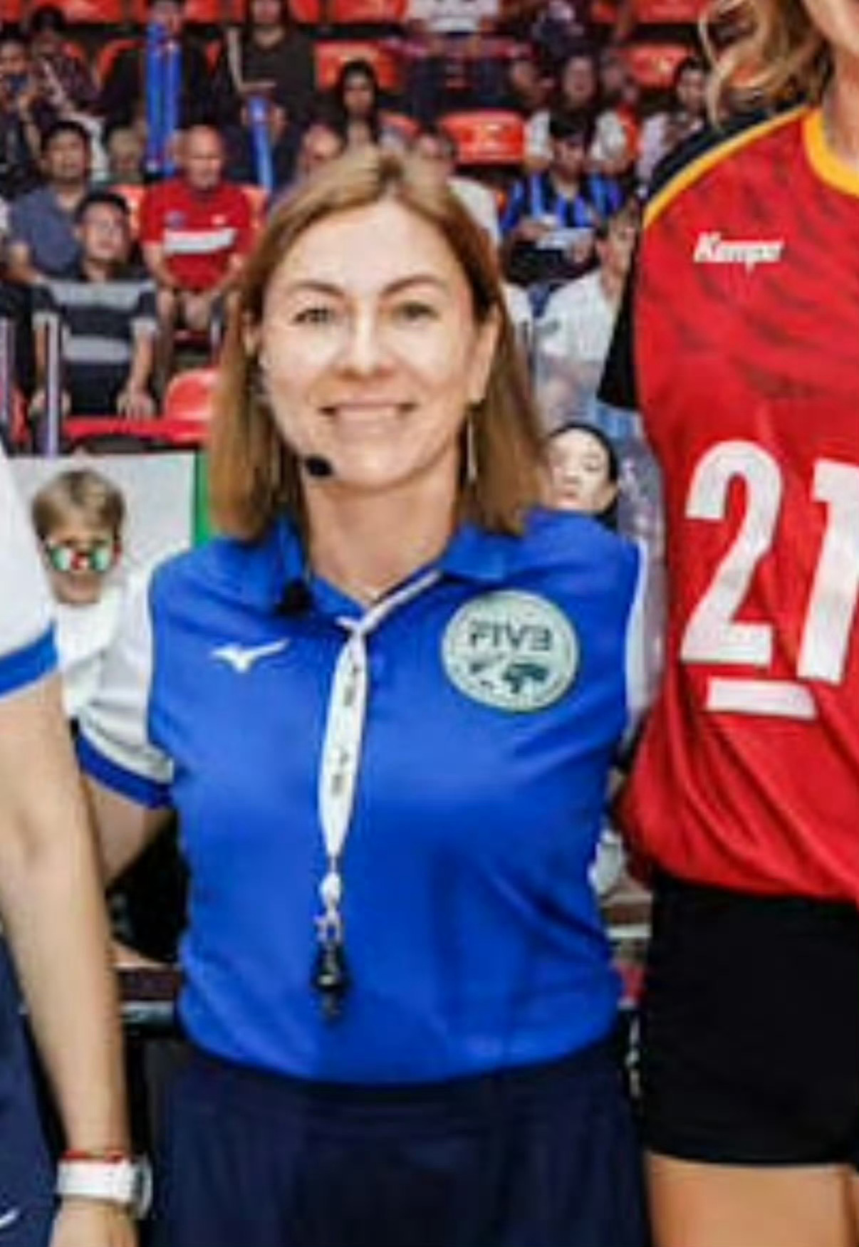 中国女排vs加拿大女排 今晚的一裁是🇰🇿阿库洛娃二裁是来自中国香港🇭🇰的
