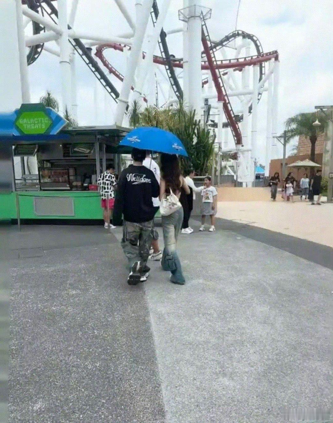 黄晓明同游女子疑似新人歌手胡冉儿 黄晓明还贴心为女生打伞～ 