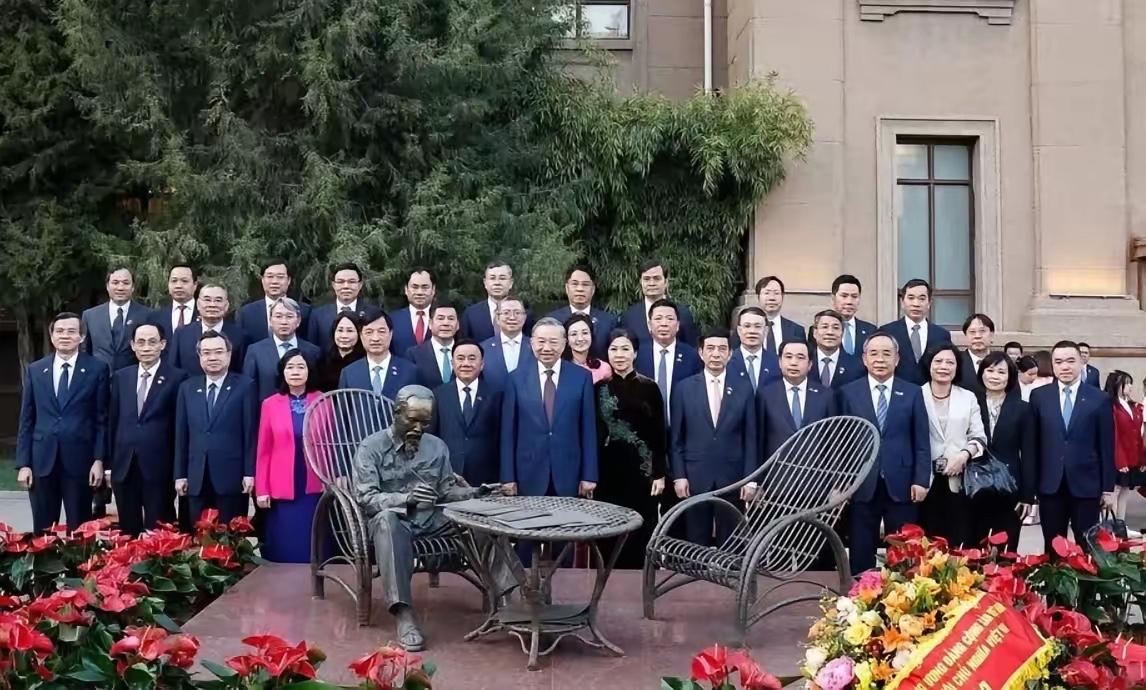 2026年4月14日、苏林偕夫人吴芳璃致敬胡志明主席雕像，一起献花、致敬、合影，