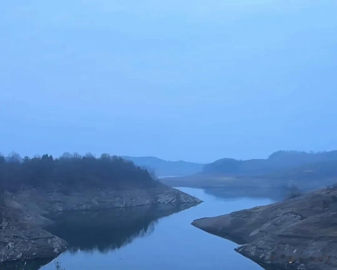 野钓遇到走水时,该如何钓鱼?在流水环境中野钓时，可以采取以下简单措施：

1. 