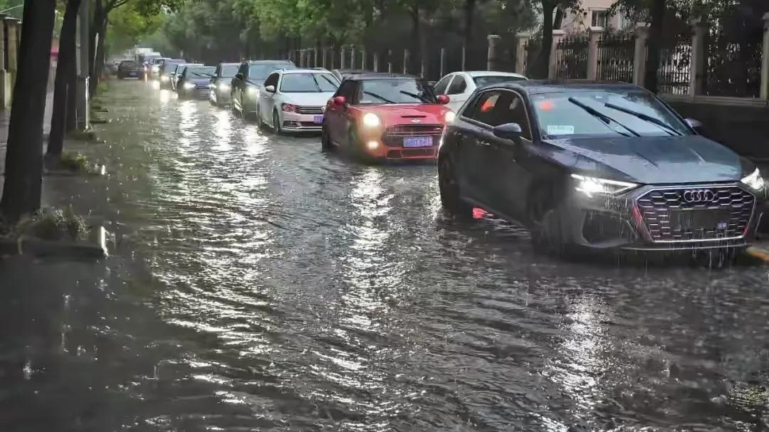 “台风大雨天气才想到一个事，汽车每年为什么要买车船使用税？因为要水陆两用”。
受
