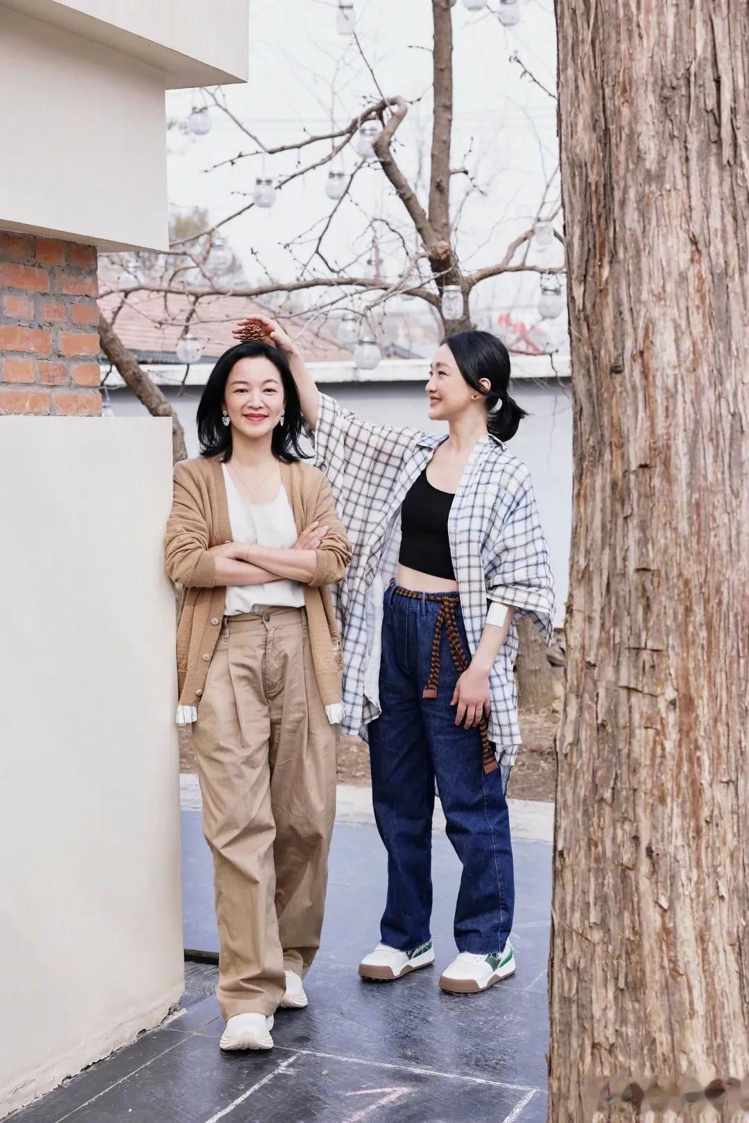 新一季的《很高兴认识你》就要和观众见面了。
依然是熟悉的阿雅、周迅。
很喜欢这种