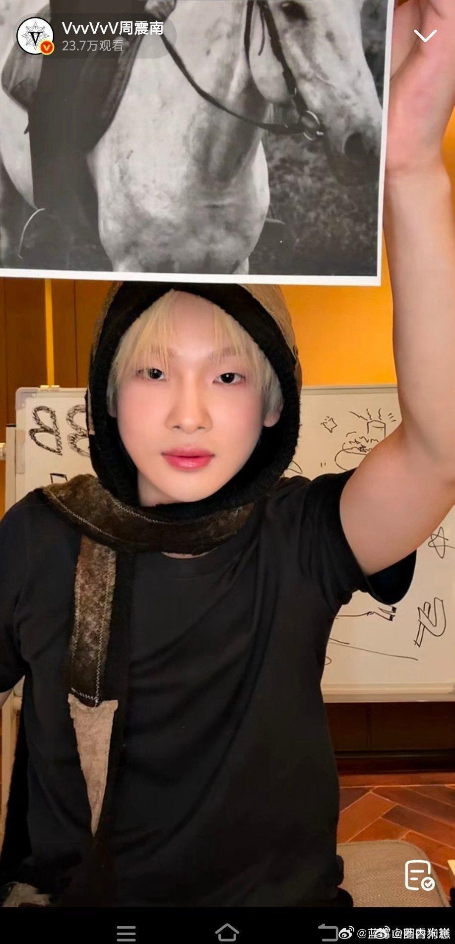 周震南和工作人员大声密谋 被周震南和工作人员的“大声密谋”暖到了！为了把珍藏的宝