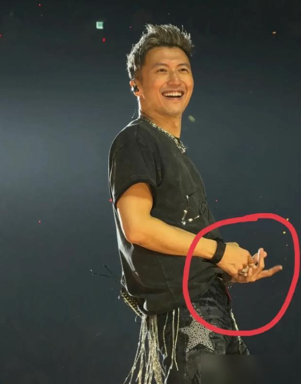谢霆锋王菲这波糖，我吞不下去了！昨晚香港红馆，谢霆锋唱《玉蝴蝶》时对着台下王菲笑