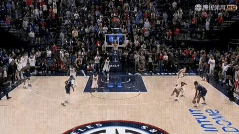 太可惜了，伦纳德面对三人的防守，选择强投三分，无奈没有投进。有人说为什么不选择突