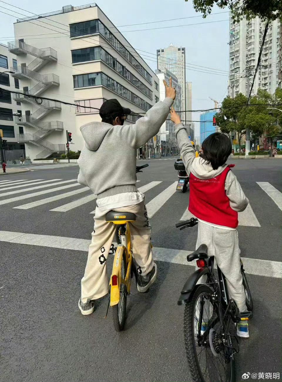 黄晓明现身交警队带9岁的孩子上街骑车确实挺危险的，路上开车的是什么款式的司机都有