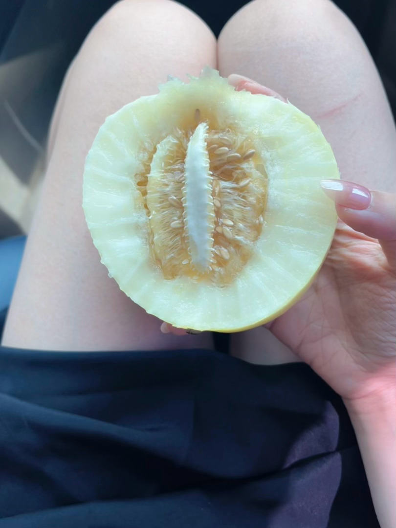 哥来接我还给我一个瓜吃，我想着给他留一半，他看了眼说：你啃的真有水平。
