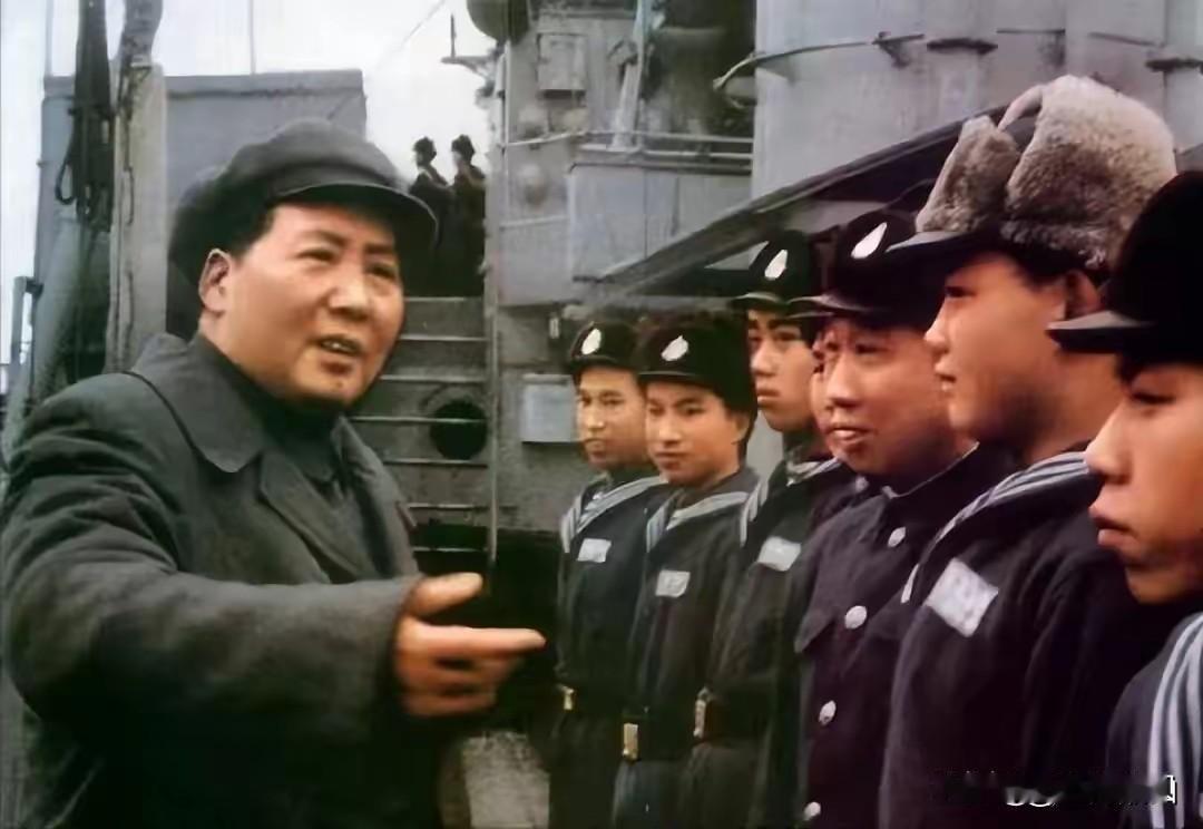 （图一、毛主席一九五三年二月视察人民海军；图二、毛主席视察人民海军时的题词。）