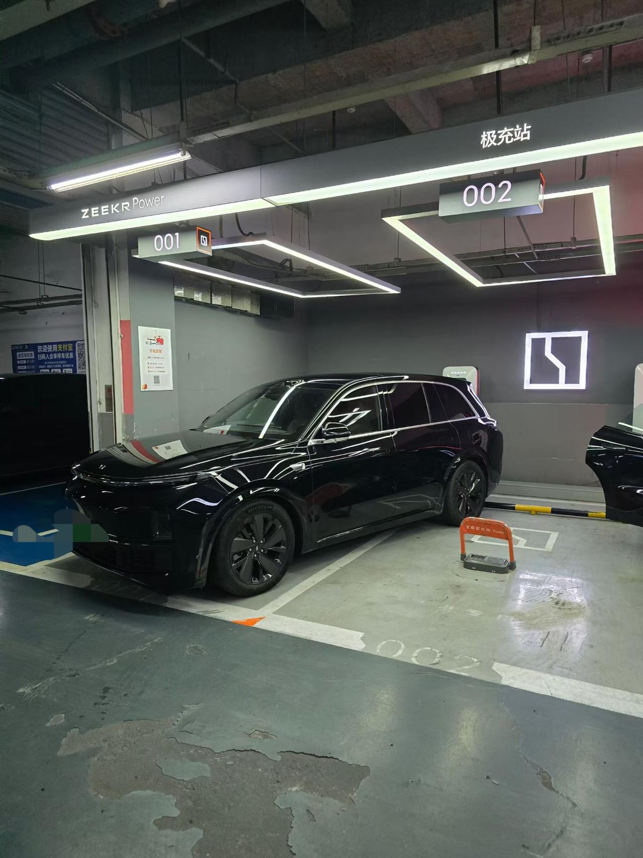 瞎逛极氪专用充电站，偶遇“极氪未发布新车”？你们猜这车大概多久上市？【来自懂车帝