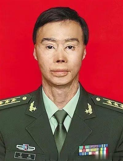 救火英雄梁强，探亲归队途中，舍身抱走因客车驾驶员不当操作而导致点燃的简易加油器，