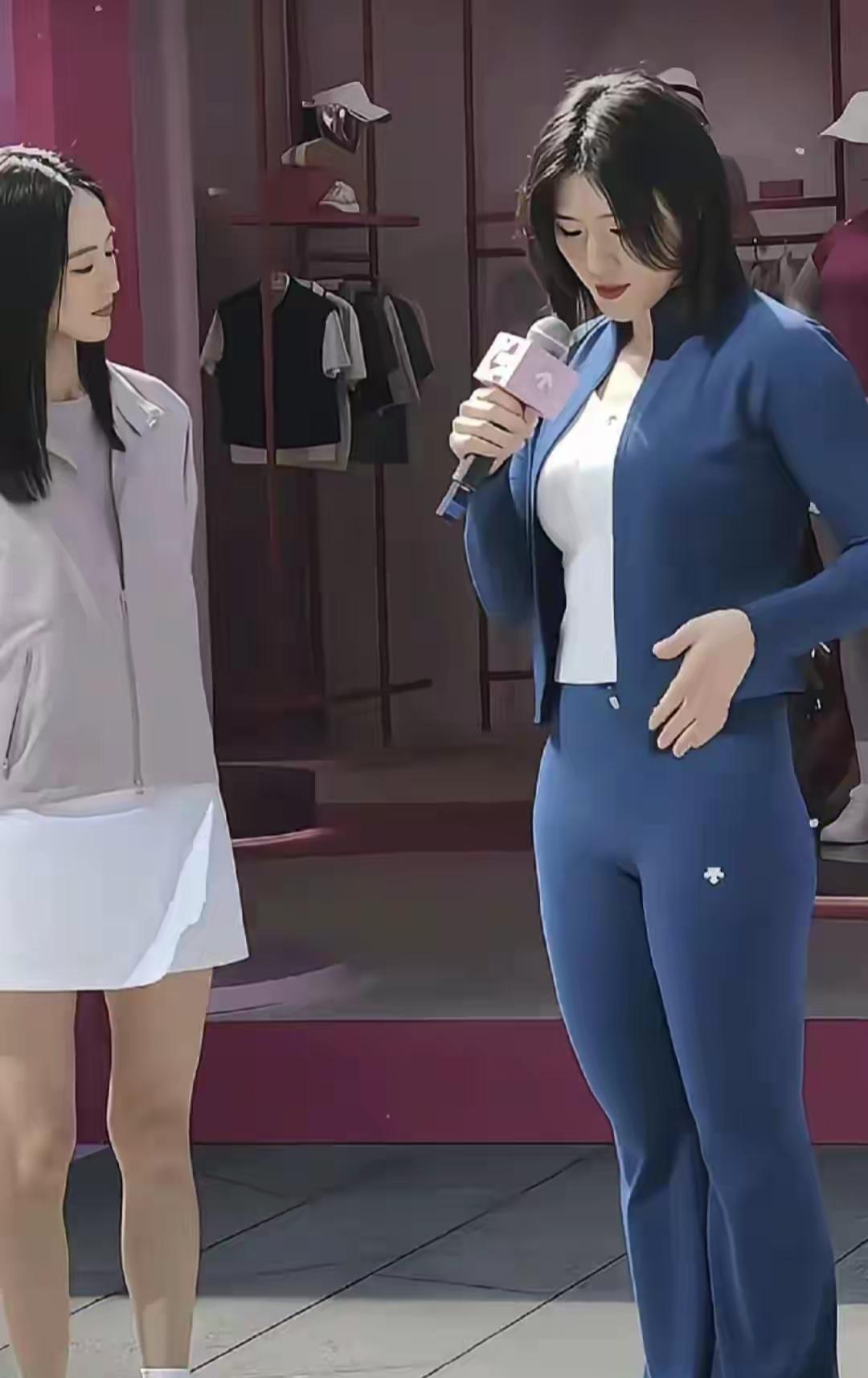 两个女生在商场试衣服。大家看看👀这是哪位运动员来[呲牙]忘了