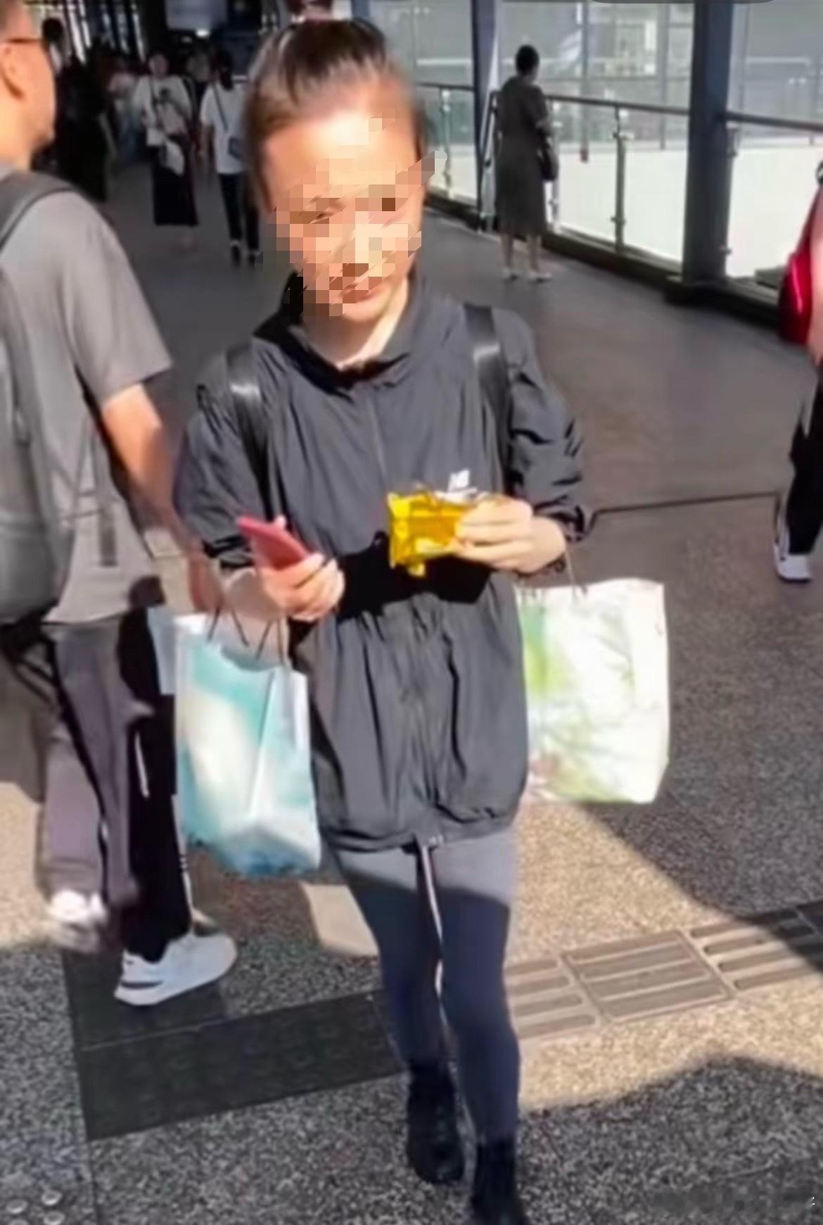 商家回应女孩截图假付款女孩买烤肠利用手机里支付截图假付款女孩截图假付款我每次付款