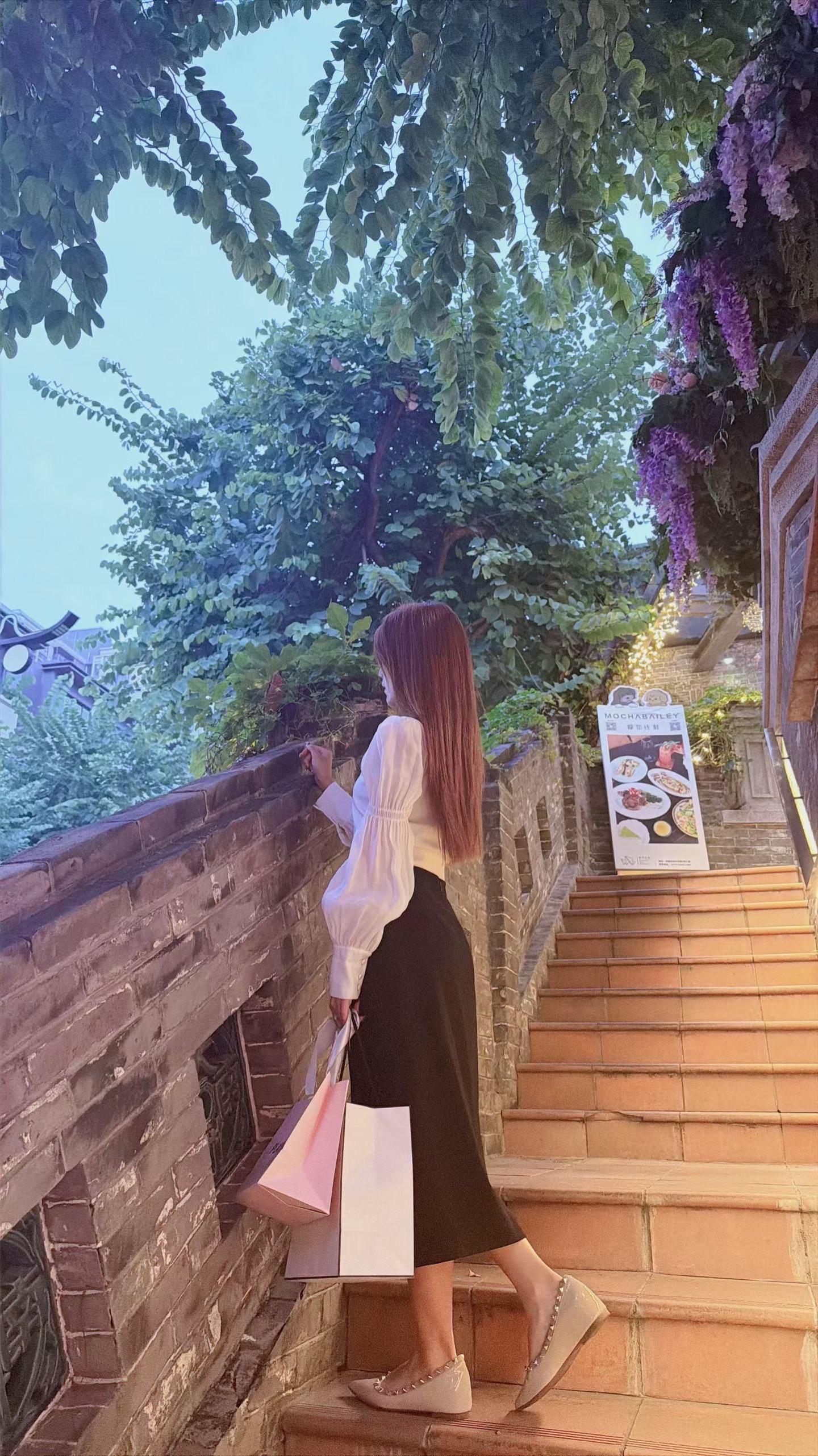 时光总跌跌撞撞，季节来来又往往。时光总是太匆匆，一晃又一秋……