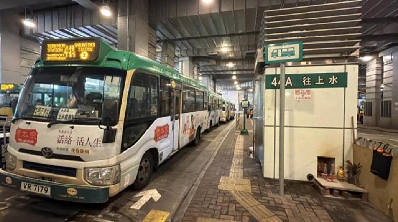 香港 新田公路夺命车祸，小巴司机伤重不治。据悉，死者罗有全（49岁）为内地人，参