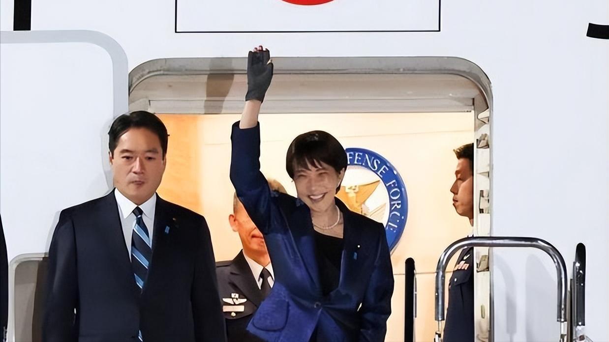 高市早苗飞抵伦敦斯坦斯特德机场时没有红毯、没有仪式，这场冷清开场恰似她口中“日本