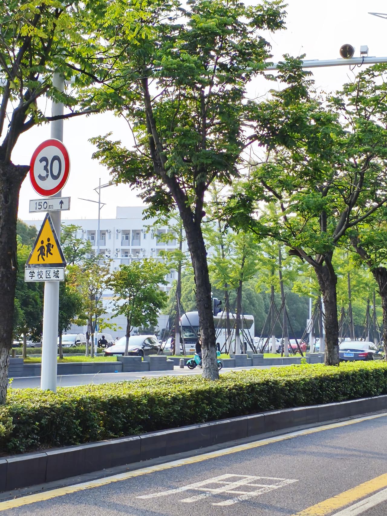 可如今，高校持续扩招，全国高考整体录取率突破80%，本科录取率超四成，专科基本敞