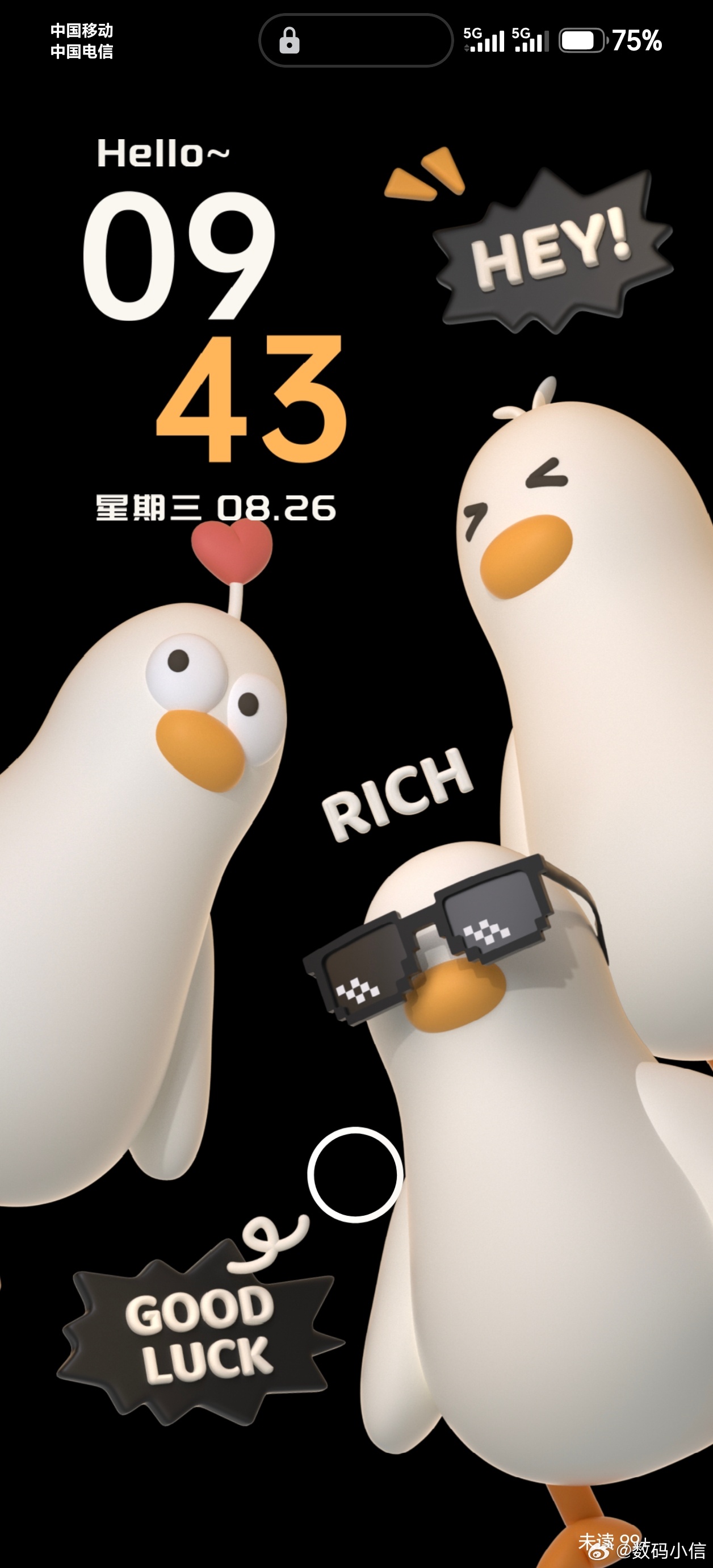 荣耀主题推出趣味满满的《魔性潮酷鸭》锁屏，上滑即可解锁。长按屏幕能触发小鸭跳舞，