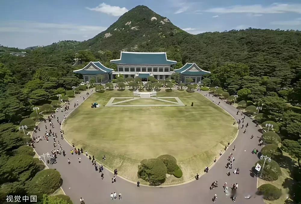 李在明要将总统府迁回青瓦台，他直言，现在龙山总统府像座墓地，在那办公很荒唐。 ​