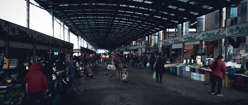 霸州这事儿真让人无语。益津市场卖鸡蛋的王女士太好心，却陷入货款难收的困境。今年4