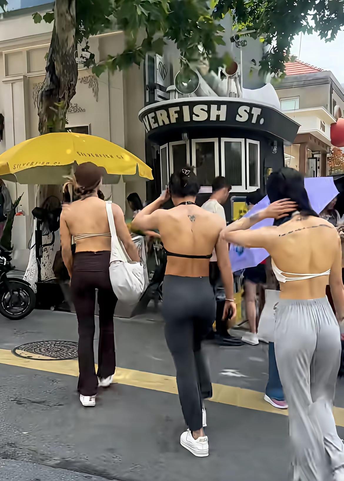 今夏全球热爆了
女人穿得好清凉
也不算过分
毕竟穿了长裤
敢这样出门
需要勇气吧