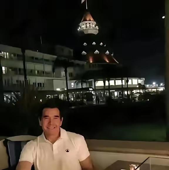 岁月留痕：费翔的不婚之困
 
2025年，记者问64岁的费翔：“你帅气又有钱，为