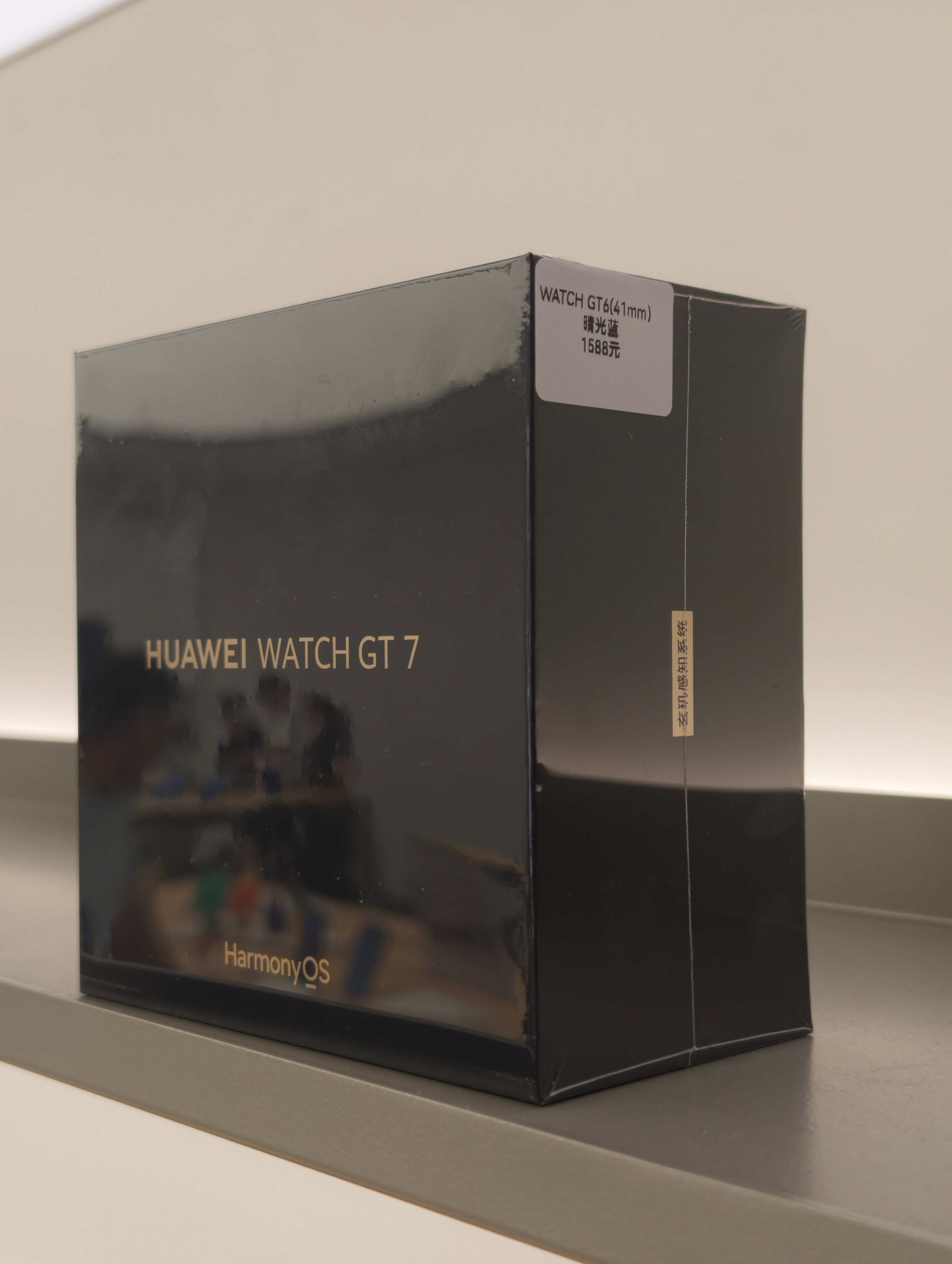 别人逛手机店都是看手机、手表、平板这些数码产品，我不一样，我喜欢看店面的陈列，尤