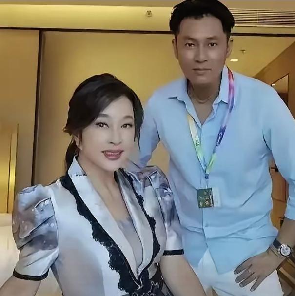 古柯呀！一手天胡好牌打得稀烂

古柯的运气，说真的，比绝大多数北漂的年轻人都好。