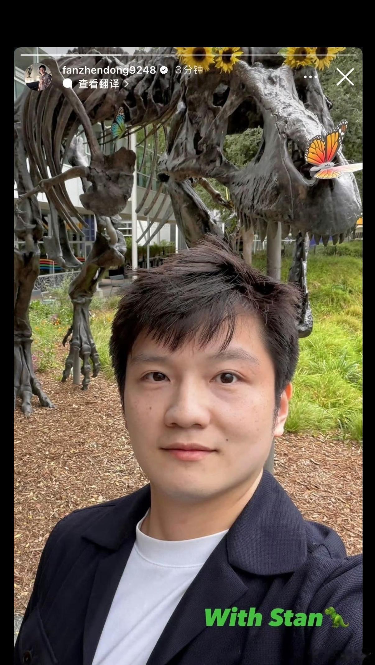 樊振东和霸王龙合影东哥自拍技术进步啦！现身加州谷歌总部，与霸王龙骨架「Stan」