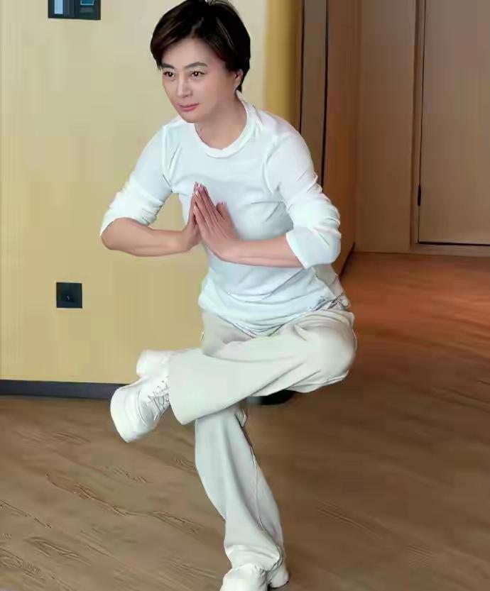 李玲玉都年近70了，可魅力依旧无限！想当年她凭借甜美的歌声和灵动的形象，一首《天