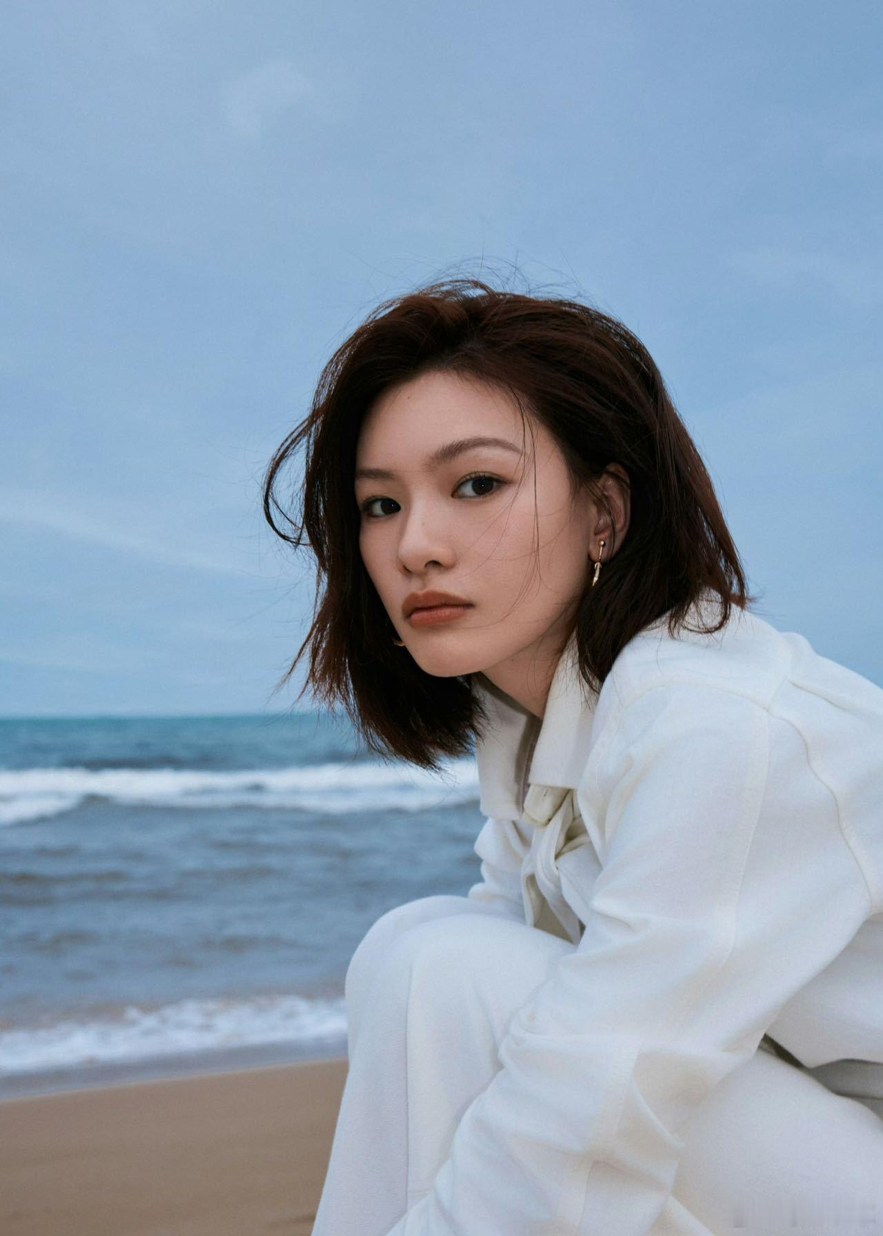 邱天再现海边神图  邱天的美是那种很有高级质感的美，这次又贡献出来了海边神图，真