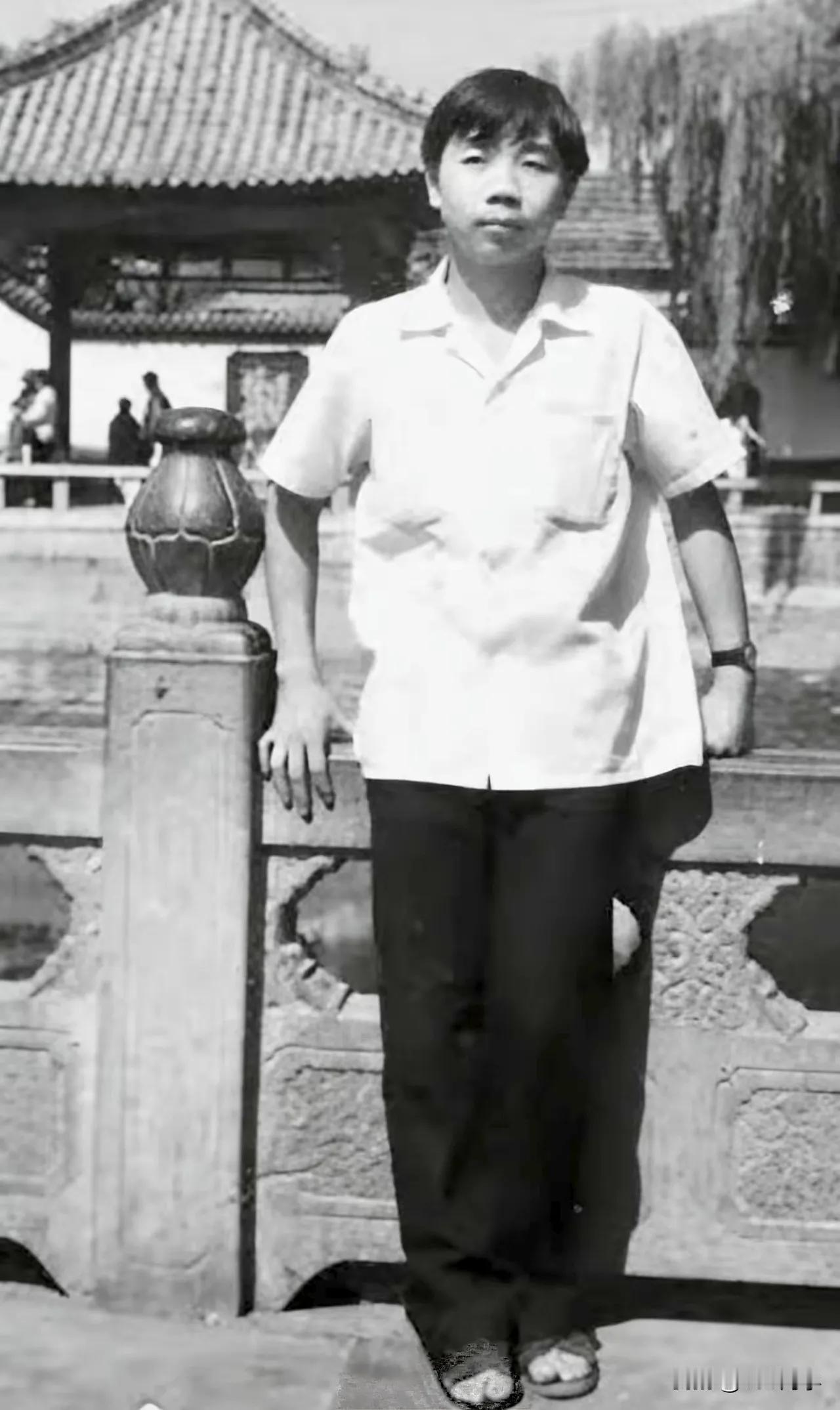 汉奸石平这张老照片，模样未变，良心早丢了！
 
这是汉奸石平年轻时在成都拍的老照