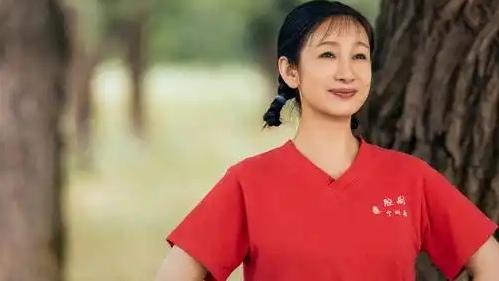 秦海璐并不算美女，但演起花彩香毫无违和感

说起秦海璐，在演艺圈并不算美女，甚至