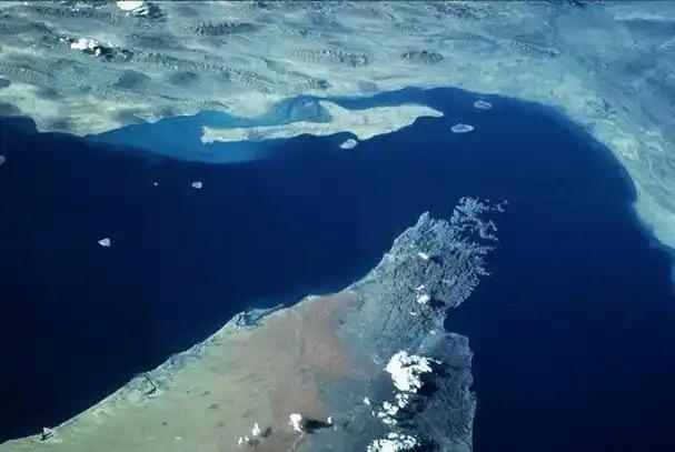 现在美伊关于霍尔木兹海峡的争夺似乎已经进入了互不相让的“极限拉扯”阶段，这条绳子