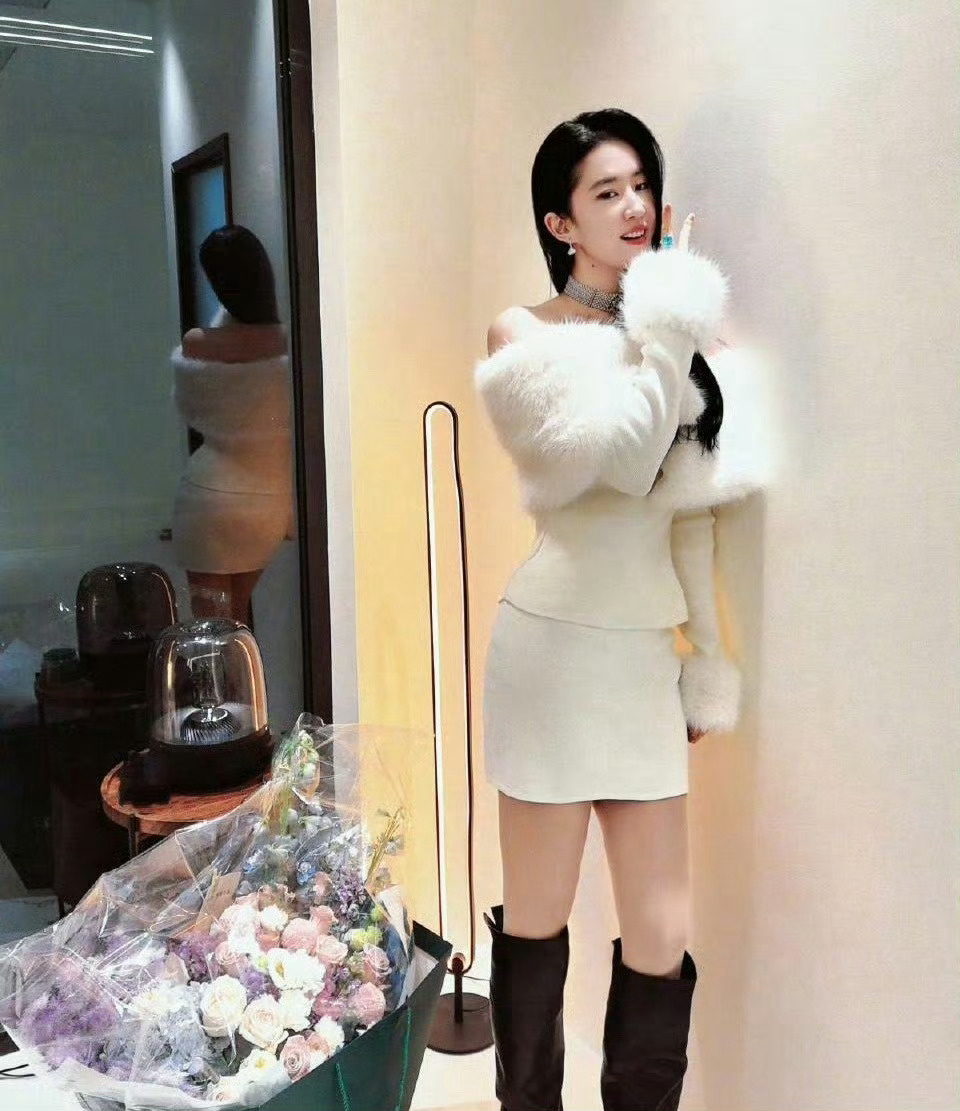 刘亦菲镜子里忘记p 无意间展示傲人的丰腴身材 ​​​