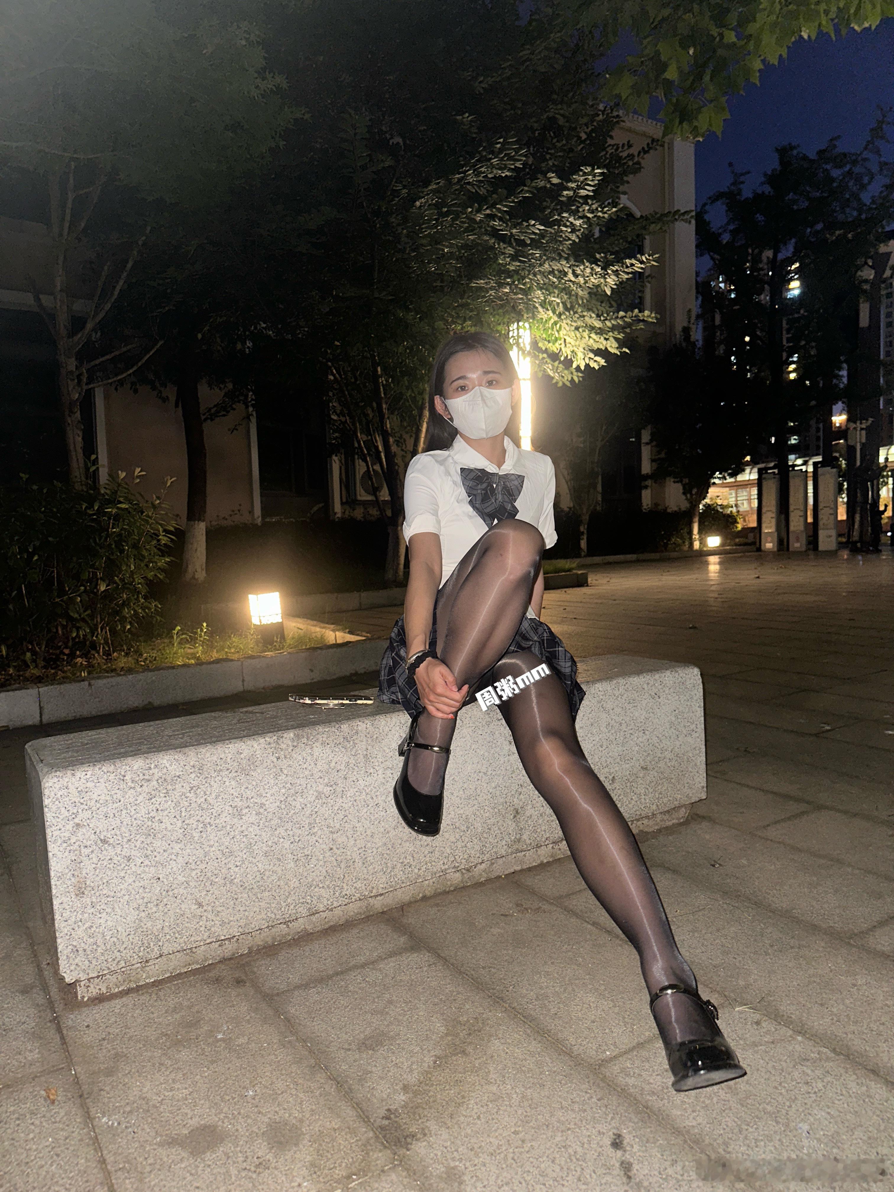 黑絲的黑 