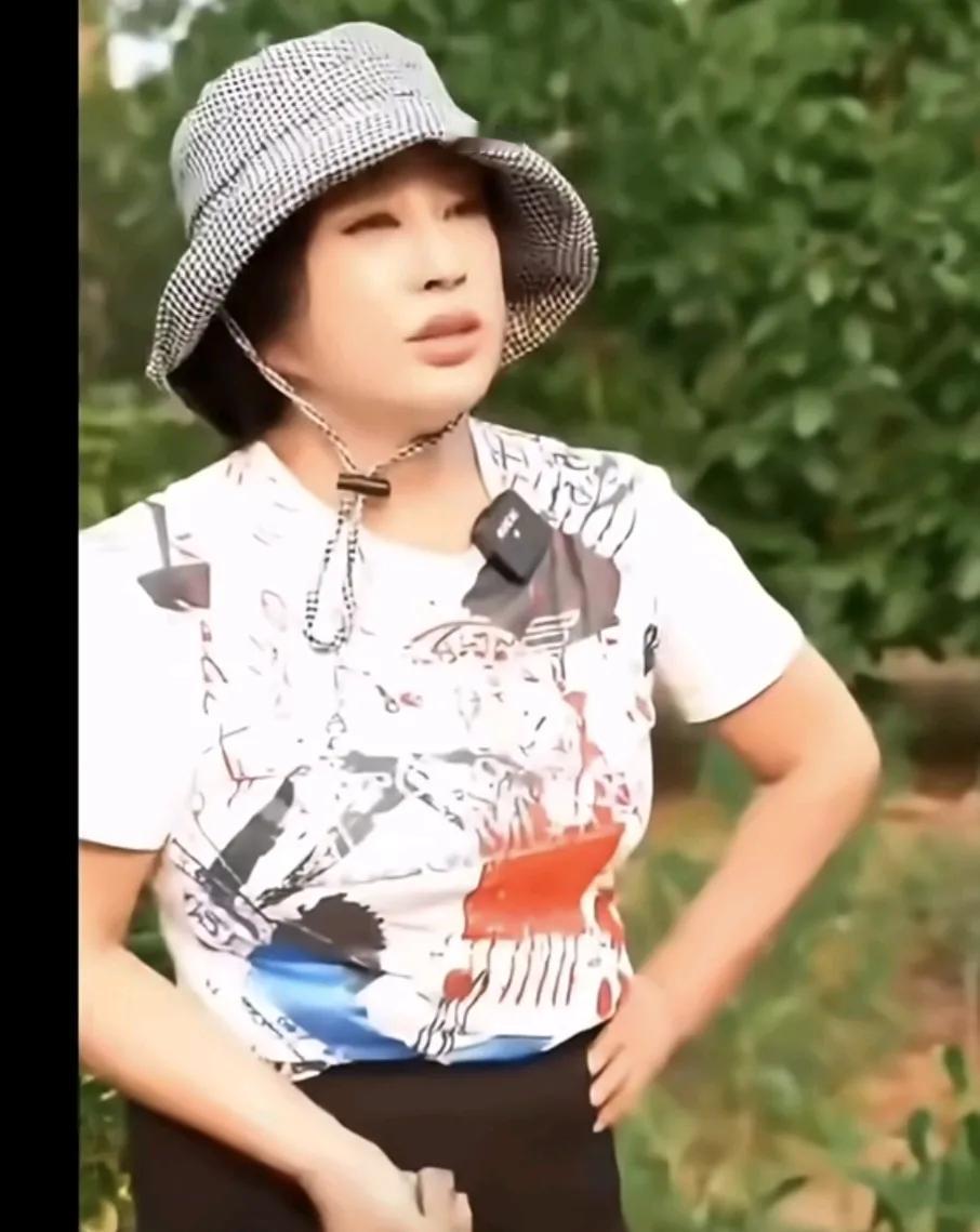 开荒种菜的刘晓庆挺接地气：别看人家75岁了，身体壮壮的，体格真的很抗打啊。头戴遮
