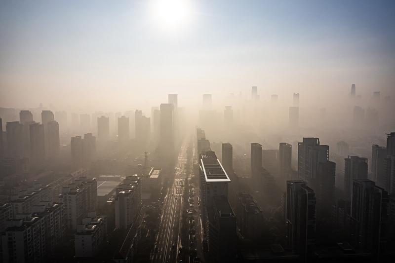 灵感一现穿迷雾，
瞬间蒸发留佳作。