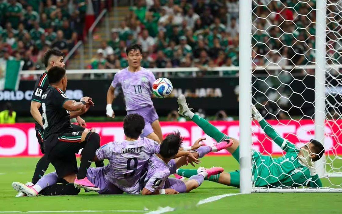美加墨世界杯A组第二轮墨西哥1-0击败韩国，双方门将的表现形成明显对比。韩国门将