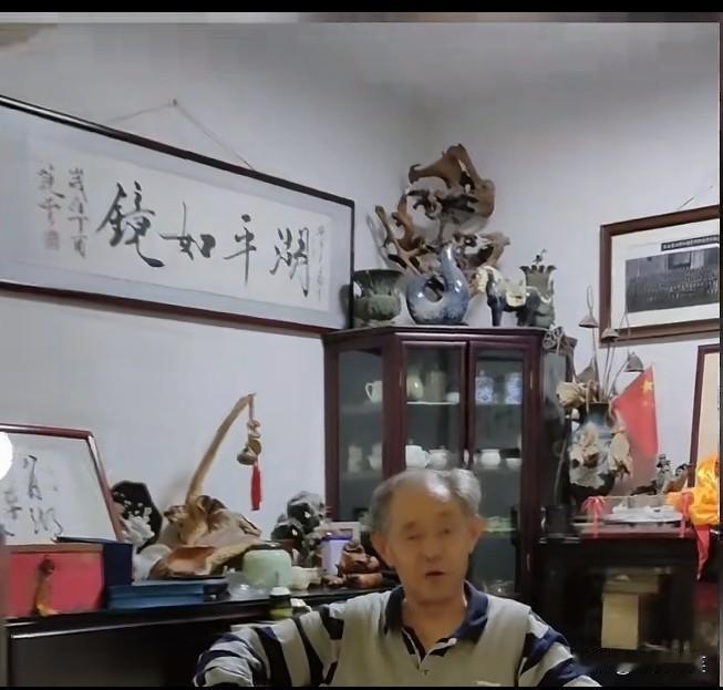 “湖平如镜”四个字写得确实是太好了，太有教育意义了，徐湖平确实是一面镜子。
以湖