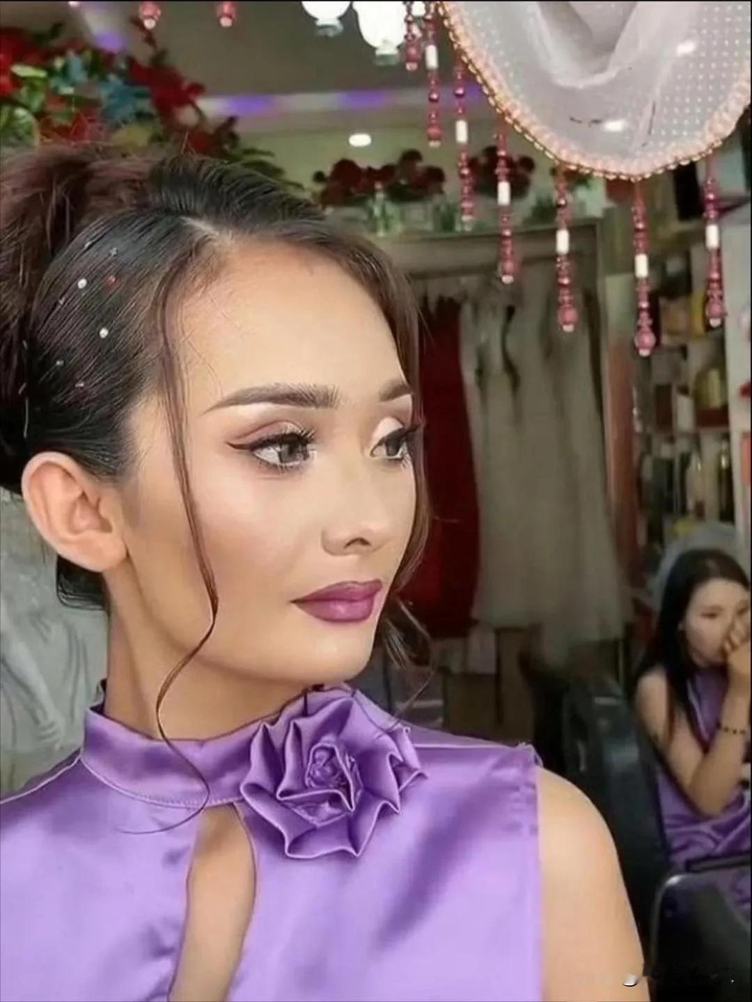 异域风情的美女，怎么看着和杨幂有点儿像呢？..