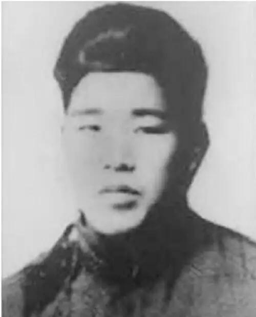 1944年，一个日军偷偷翻进老乡家，老乡吓了一跳，日军却拿出一摞钱塞给他，低声说