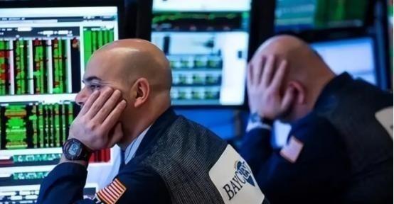 一旦中国今天清空全部7307亿美元美债，明天我们自己的出口企业，就将接不到一张新