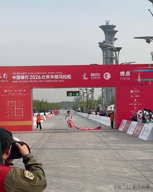 破纪录！王文杰1小时01分15秒称霸北京半马，中国00后长跑双星闪耀。
2026